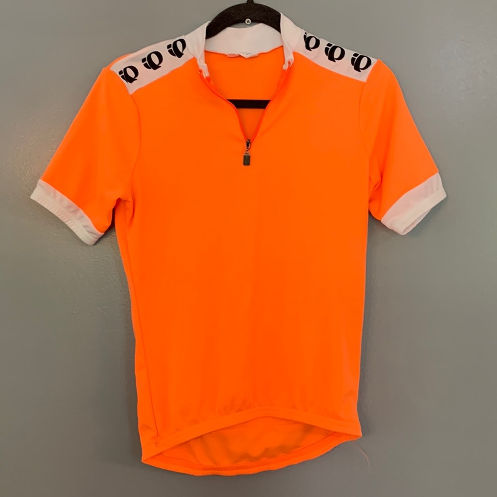EUC Women’s Pearl Izumi cycling top size small with bottle pockets in back.